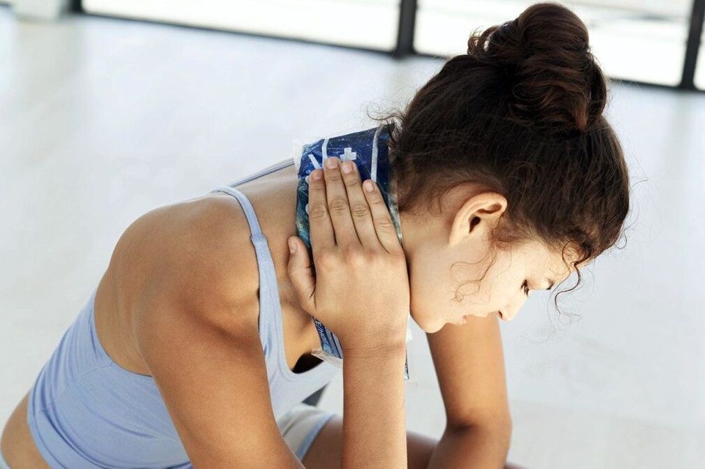 Squeeze on the neck to weaken the symptoms of osteochondrose